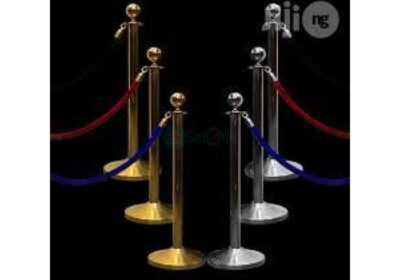 stanchion-crowd