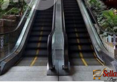 outdoor-passengers-escalator