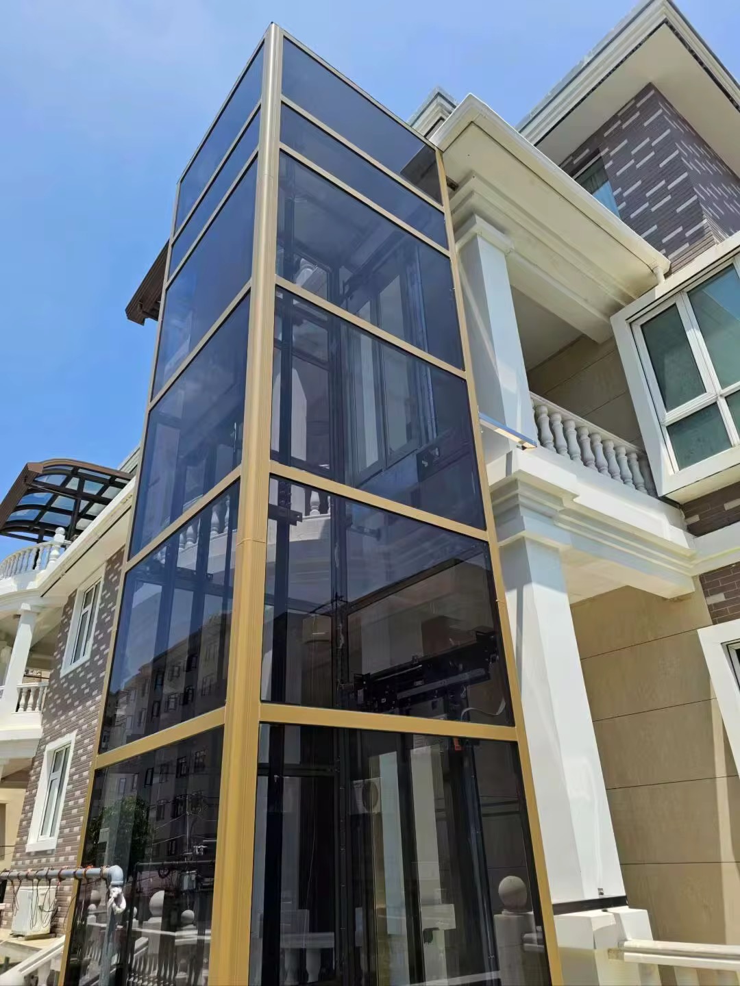 Portable Shaftless Elevator for Seniors by hiphen