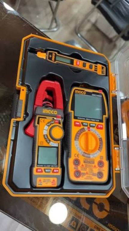 1000A AC/DC current measurement capability Digital display