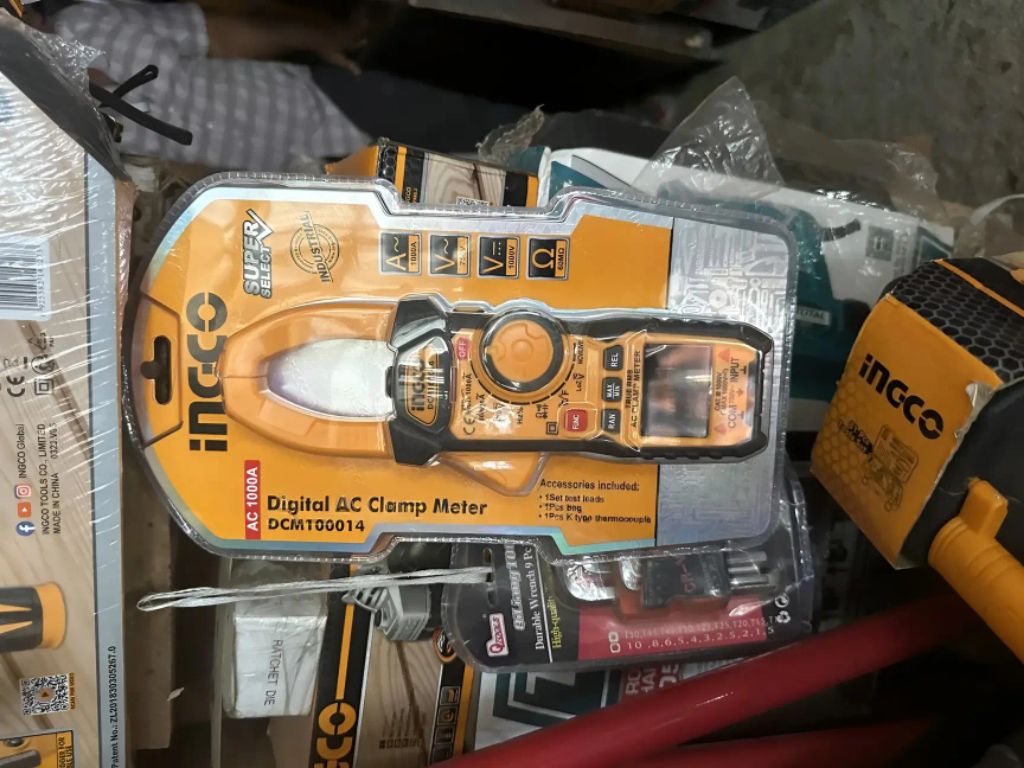 1000A AC/DC current measurement capability Digital display